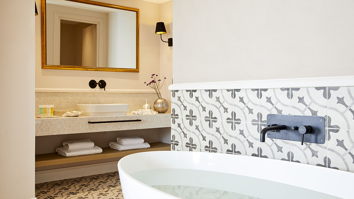 Deluxe Suite with Whirlpool